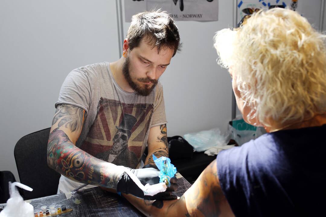 Draugai: A.Mockus ir D.Djačkovas siekia populiarinti tatuiruočių meną uostamiestyje.