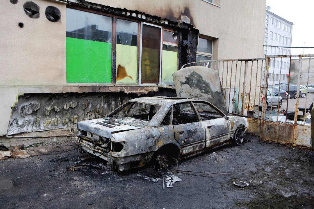 Mažeikiuose per mašinų padegimą išdužo namo langas