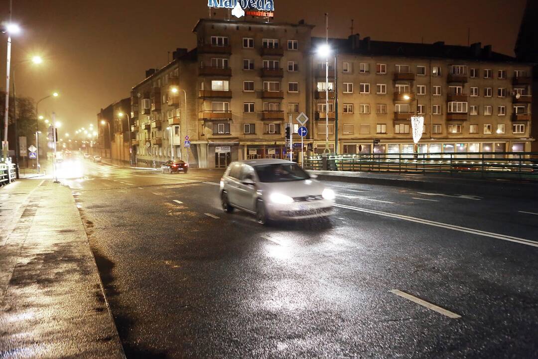 Siūlymas: gatvių apšvietimo žibintus norima perduoti įmonės "Gatvių apšvietimas" nuosavybėn.