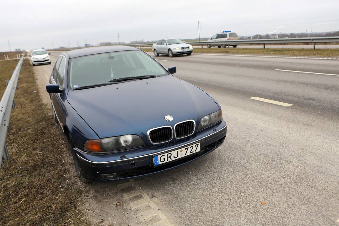 Mįslė: pravažiuojančius Palangos plentu žmones ne pirmą savaitę kamuoja klausimas, kodėl tamsiai mėlyno BMW šeimininkas jį čia paliko.