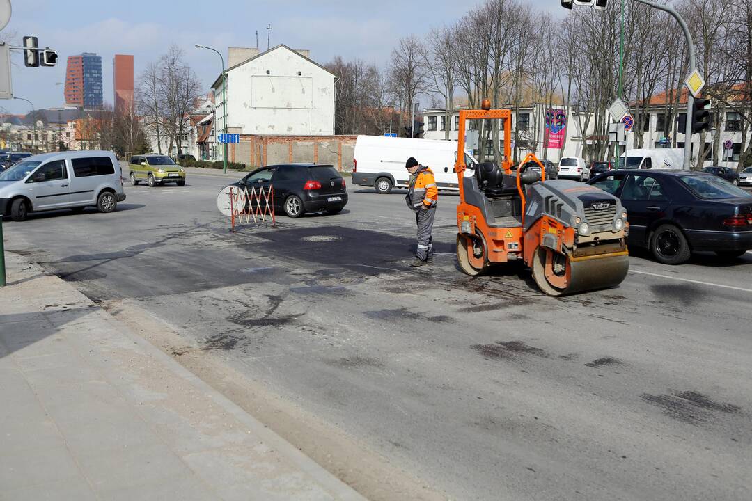 Ekspertai: panaudotos padangos galėtų atpiginti kelių tiesimą 