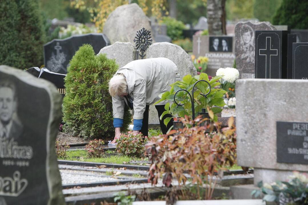 Tradicija: kaip įprasta, prieš Motinos dieną klaipėdiečiai traukia tvarkyti artimųjų kapų.