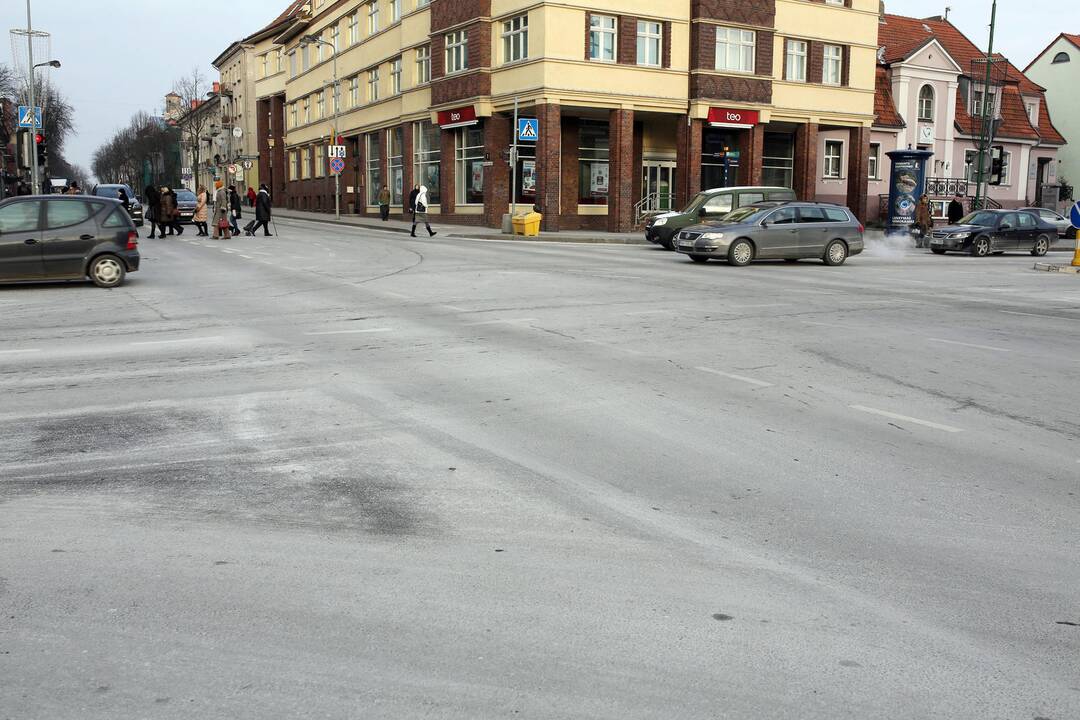 Alternatyva: pagrindinės miesto gatvės pabalo ne nuo sniego, o nuo druskos.