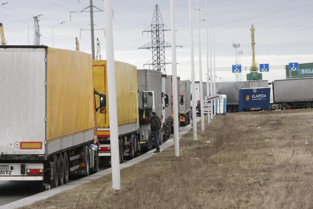 Eilėje stovintiems vilkikų vairuotojams iš Rusijos buvo pastatyta dešimt biotualetų.