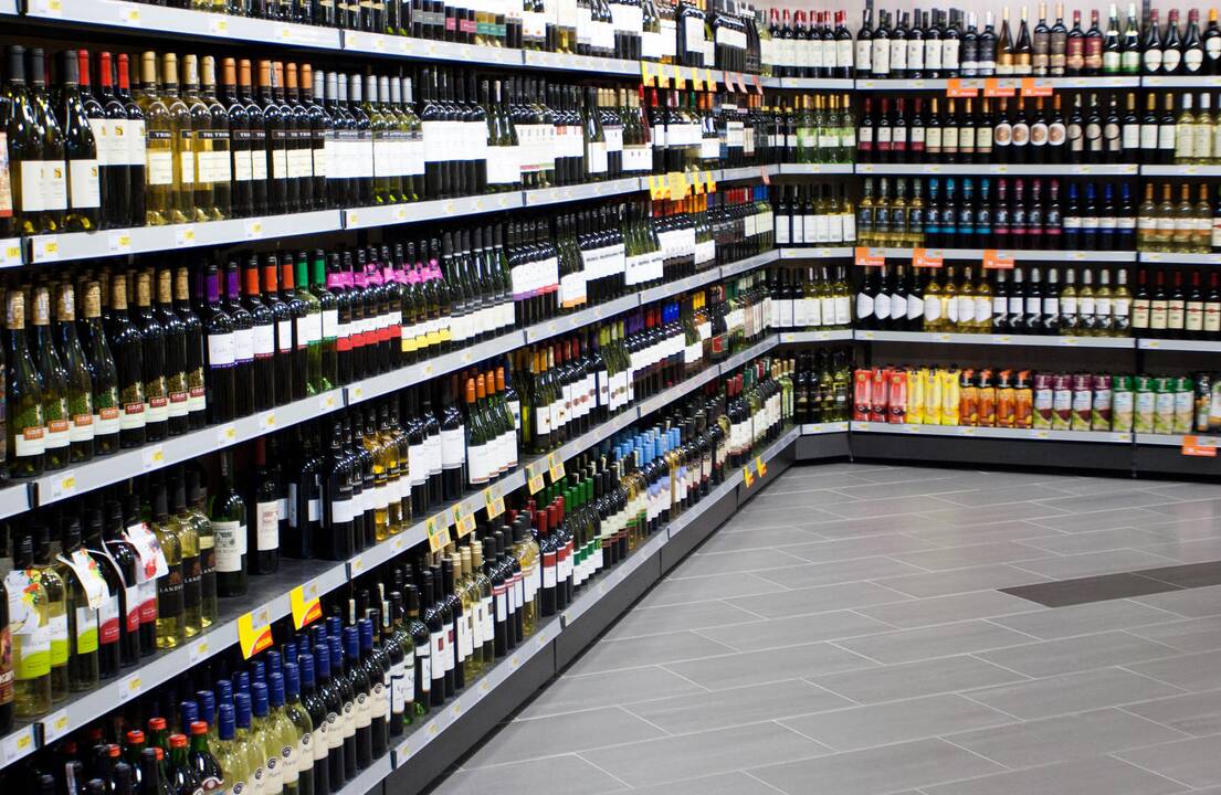 Alkoholinių gėrimų rinka toliau traukiasi 