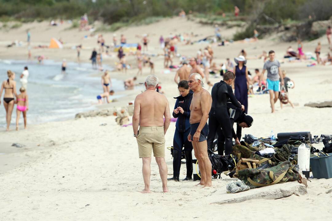 Padariniai: paplūdimiuose savaitgalį laiką leidę poilsiautojai paliko nemažai atliekų.
