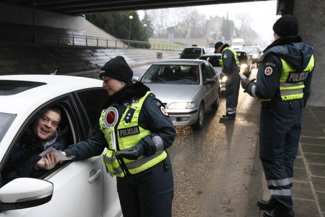 Staigmena: Herkaus Manto gatvėje po viaduku sustabdyti vairuotojai buvo maloniai nustebinti iš policininkų rankų gavę dovanų.