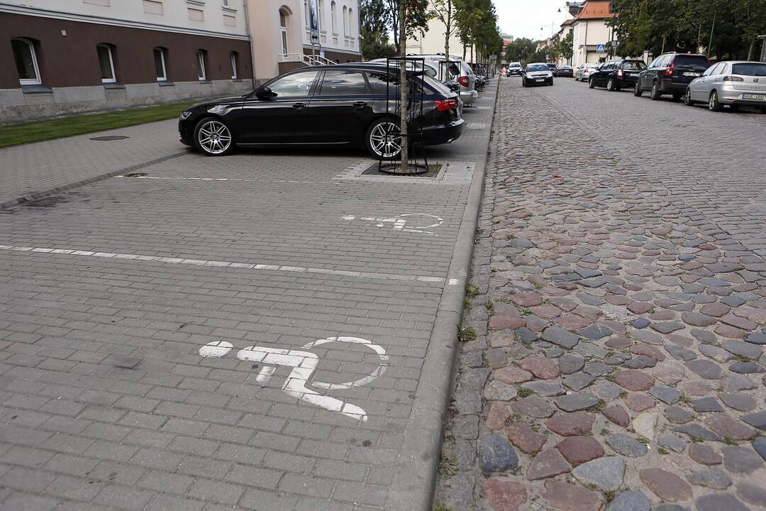 Realybė: Klaipėdos centre yra nemažai vietų, kur neįgaliesiems judėti yra ypač sudėtinga.