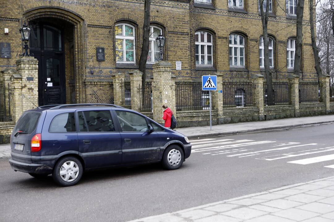 Sprendimas: ties Klaipėdos karalienės Luizės jaunimo centro įėjimu esančią pėsčiųjų perėją numatyta perkelti arčiau Vytauto gatvės.