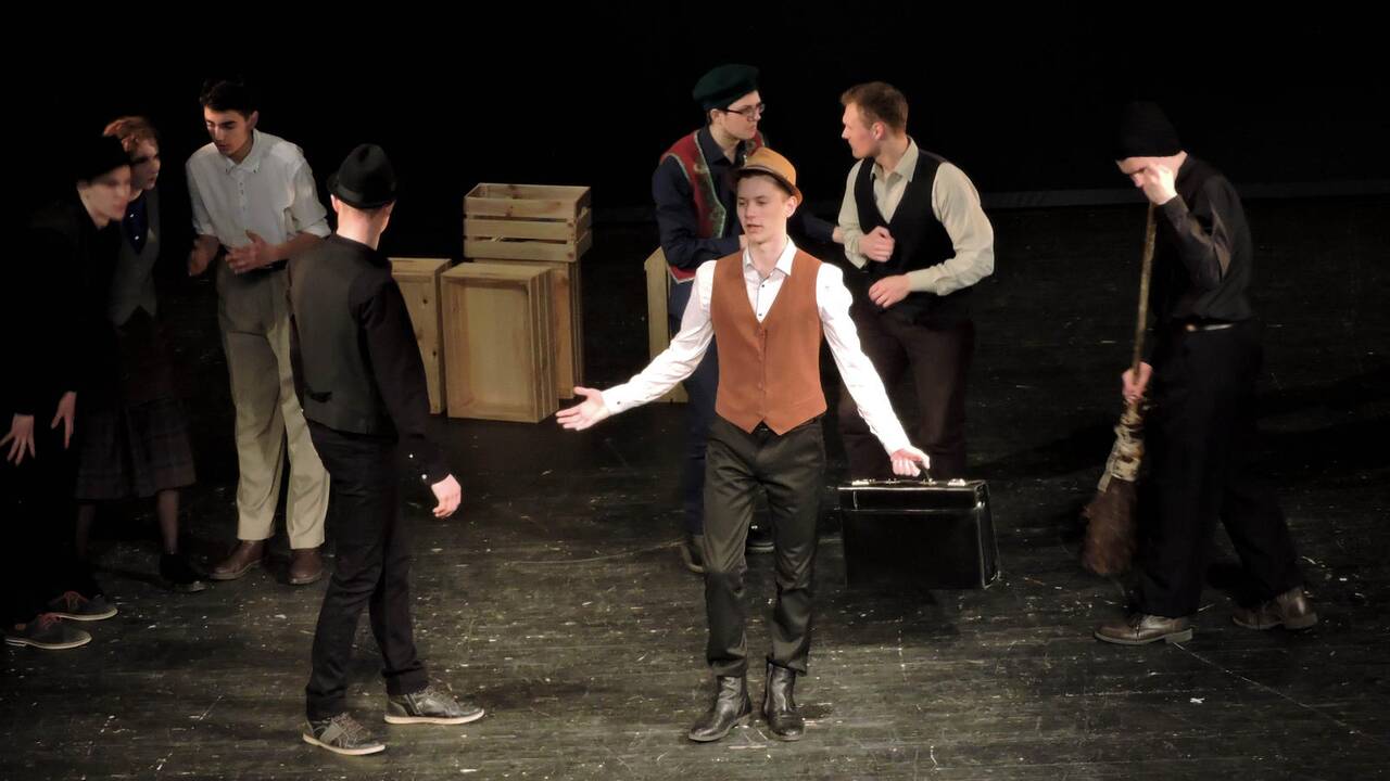 Debiutas: Klaipėdos "Žemynos" gimnazijos moksleivių teatro trupė pirmąkart vaidino tikroje teatro scenoje – Rusų dramos teatre Vilniuje.