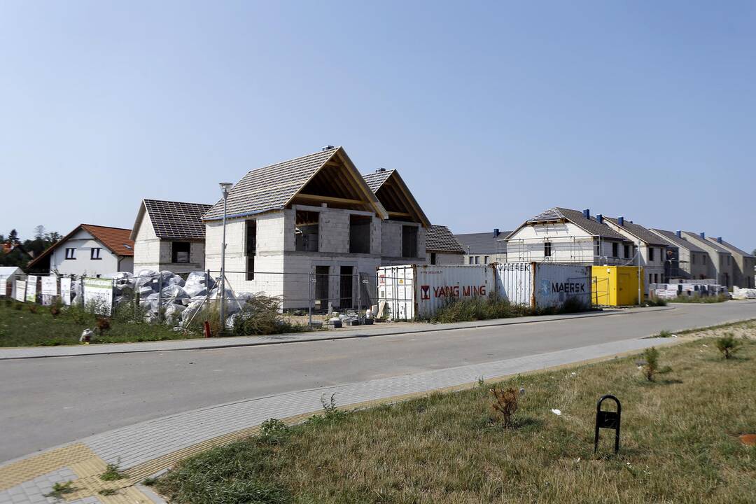 Tauralaukio gatvės gyventojai piktinasi, kad Klaipėdos plėtra vyksta chaotiškai – šioje vietoje nėra viešųjų erdvių ir pastatų. S.Budinas nurodė, kad tokiems objektams yra numatyti sklypai ir jau imtasi veiksmų, kad šiaurinėje miesto dalyje gyvenančių mie