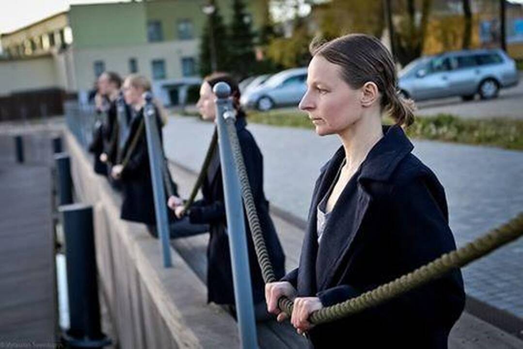 Komponentas: spektaklio-ekskursijos metu į miesto peizažą įsiterpia šiuolaikinio šokio interpretacijos.