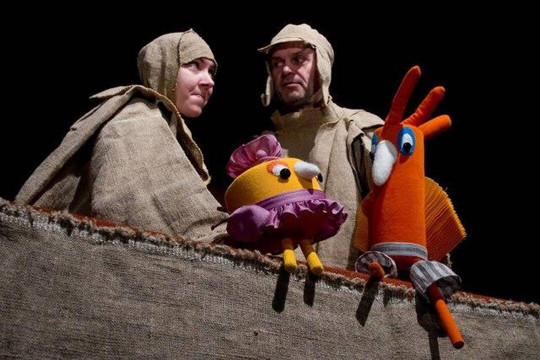 Scena iš Klaipėdos lėlių teatro spektaklio „Vištytė ir gaidelis“ (rež. G.Radvilavičiūtė, 2005).