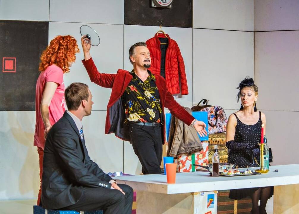 Jaunatviškas: būsimieji aktoriai J.Miltinio dramos teatre naujai ir šiuolaikiškai interpretavo G.Kuprevičiaus ir K.Sajos šedevrą „Devynbėdžiai”.