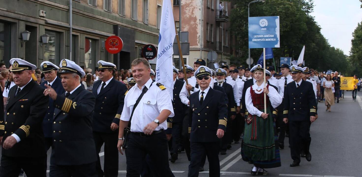 Patrauklu: šiandien Jūros dienos žavios jūrininkų paradais.