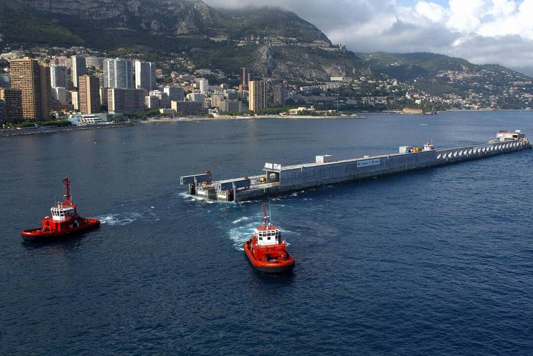 Faktas: nuotraukos matosi, kad 2011 m. statyti abu Monako uosto išoriniai molai yra plaukiojantys pontonai.