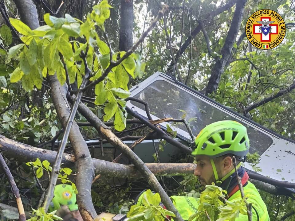 Italijoje nukritus keltuvo kabinai žuvo keturi žmonės