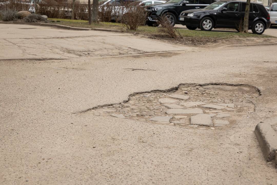 Problemos P. Lukšio gatvėje 