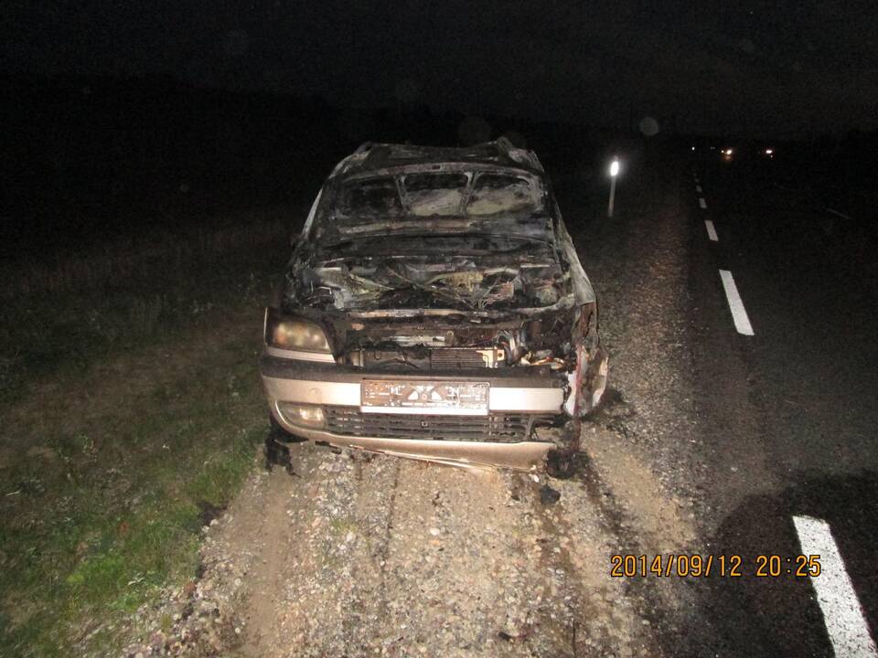 Visiškai girtą vairuotoją išdavė užsidegęs automobilis