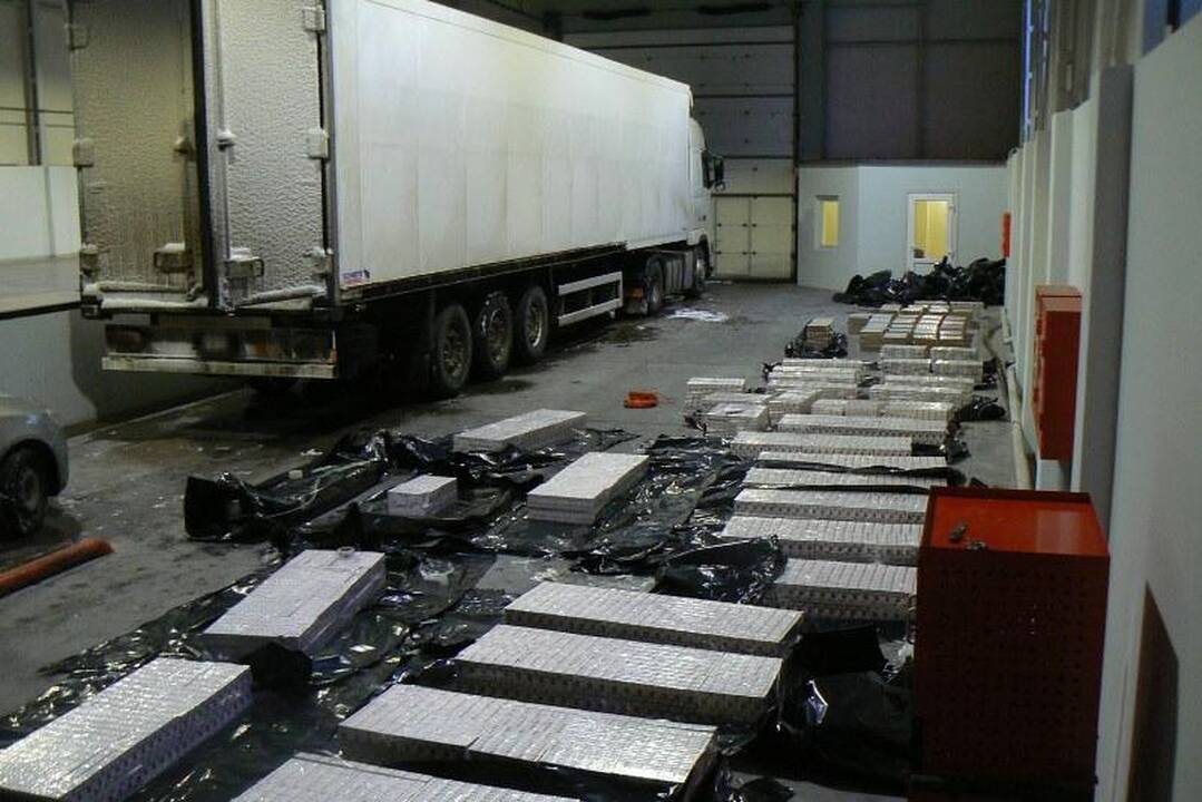 Zarasuose sulaikytas kontrabandinėmis cigaretėmis „apšiltintas“ vilkikas