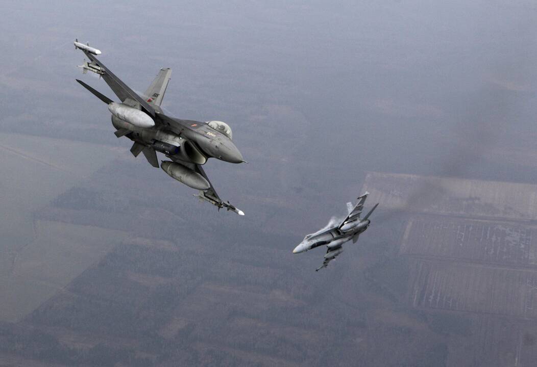 NATO naikintuvai palydėjo virš jūros skridusius Rusijos bombonešius