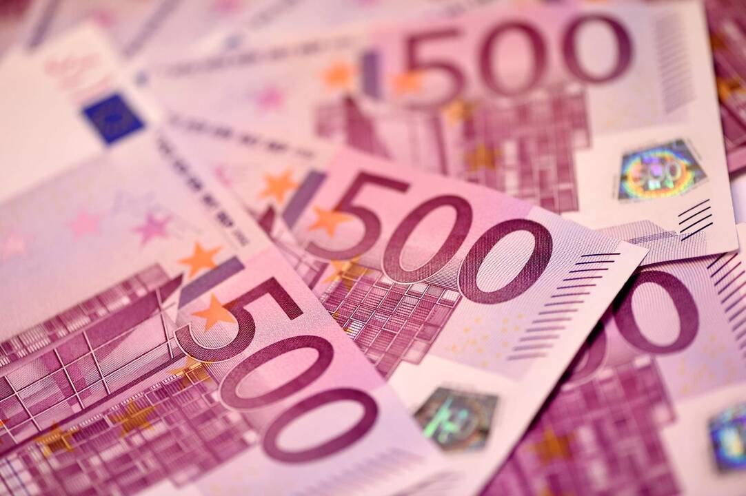 Iš automobilyje paliktos rankinės dingo 12 tūkst. eurų