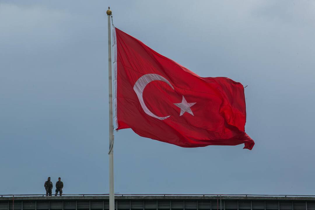 Turkija perversmo metinių išvakarėse atleido dar per 7 tūkst. policininkų ir karių