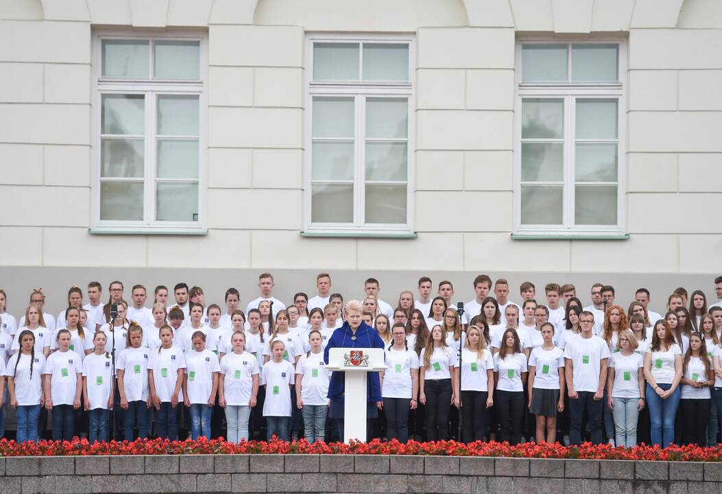 Daukanto aikštėje Vilniuje Valstybės dienos proga – iškilminga vėliavų pakėlimo ceremonija ir respublikinės moksleivių Dainų šventės atidarymas.