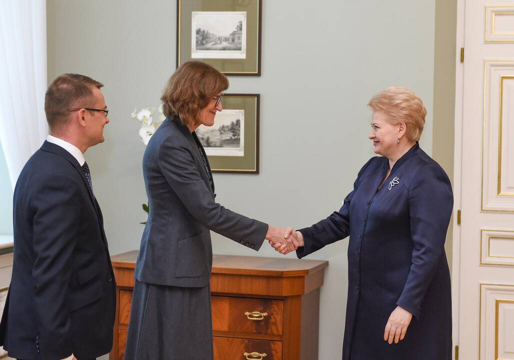 Prezidentė susitiko su Viešųjų pirkimų tarnybos vadove D. Vilyte ir Valstybės kontrolieriumi A. Dulkiu.