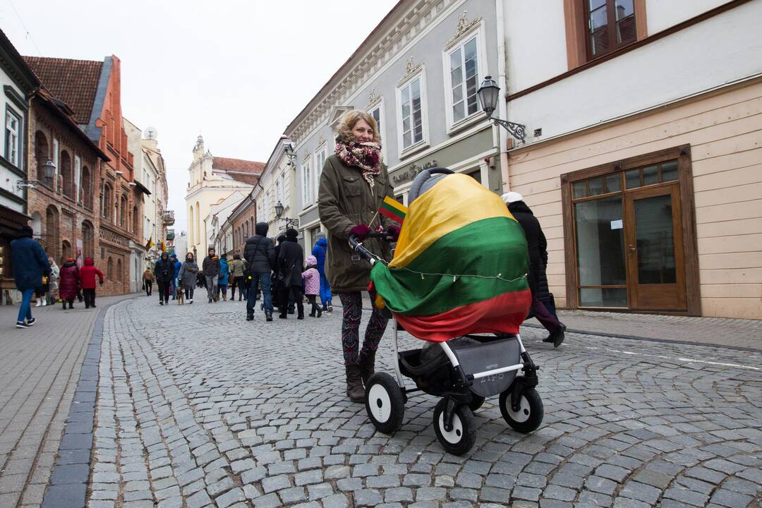 Prezidentė siūlo suvienodinti išmokas įsivaikinus ir vaikui gimus