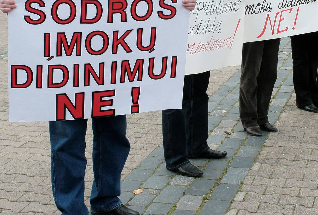 Konstitucinis Teismas aiškinsis, ar socialinės išmokos turi būti ribojamos vienodai