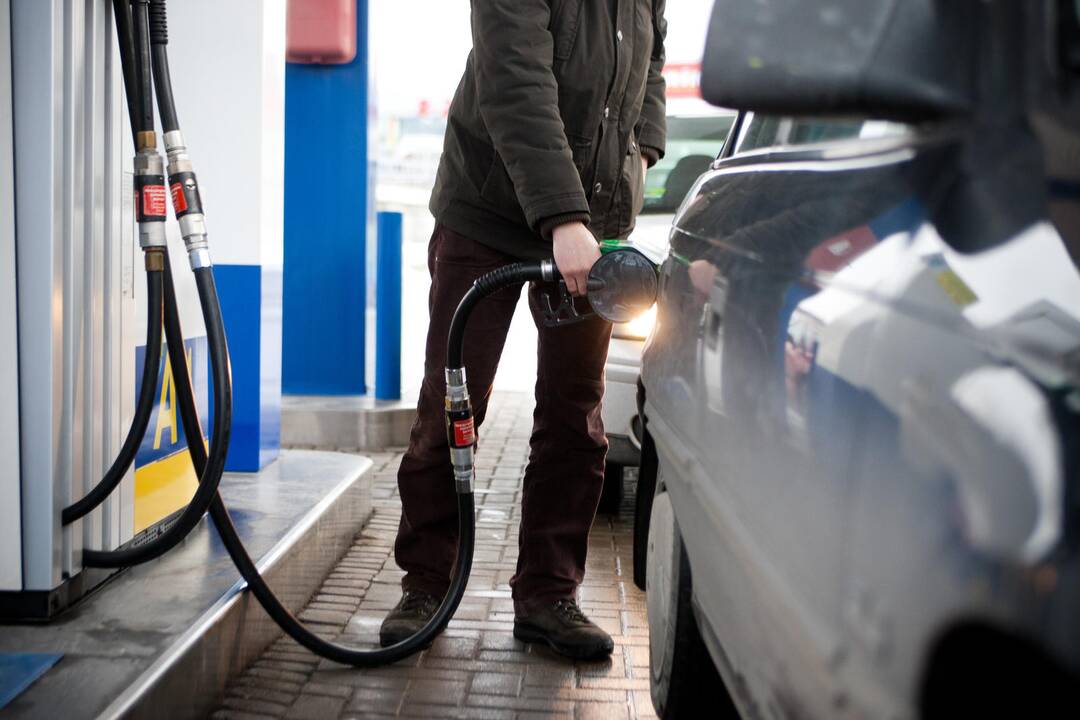 Lietuviai vis dažniau įsigyja benzininius automobilius