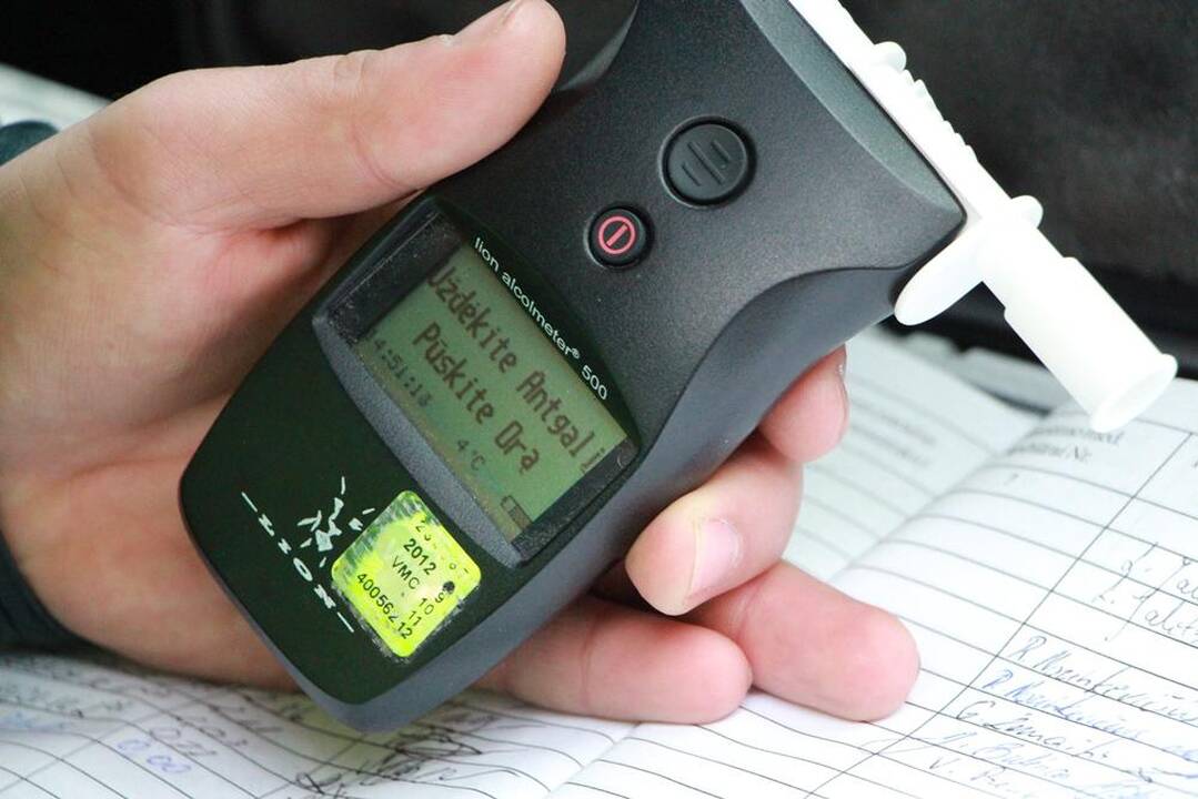 Sunkiai apgirtęs vairuotojas bandė papirkti policininką