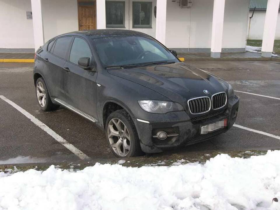 Pasieniečiai sulaikė Vokietijoje vogtą visureigį "BMW X6"