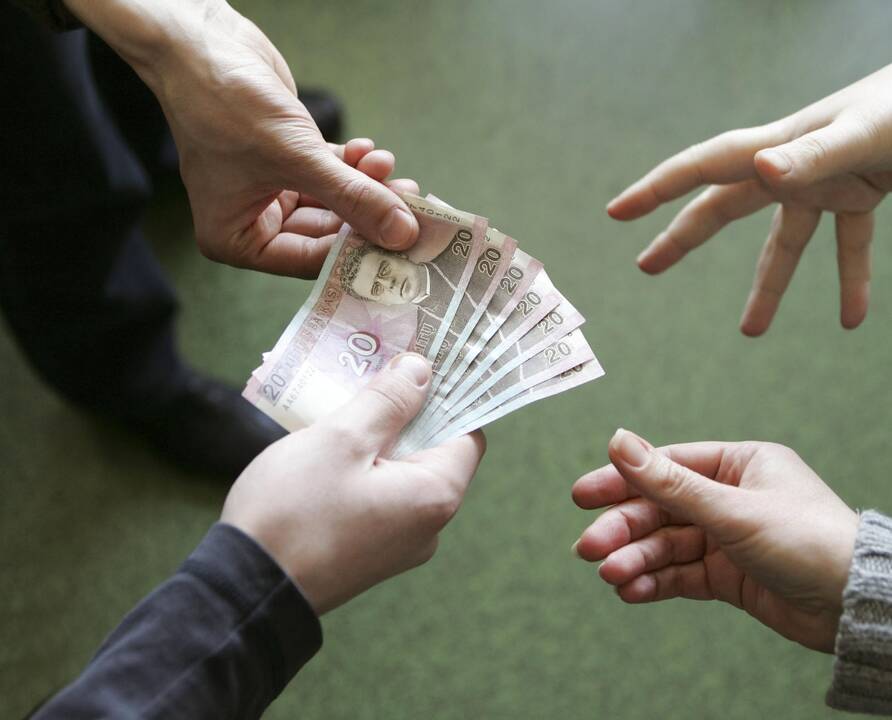 Pašalpas nubraukusi savivaldybė sutaupė 2,4 mln. litų