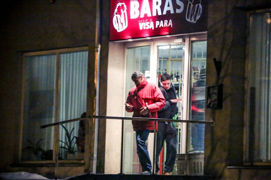 Naktiniai barai krenta teismuose