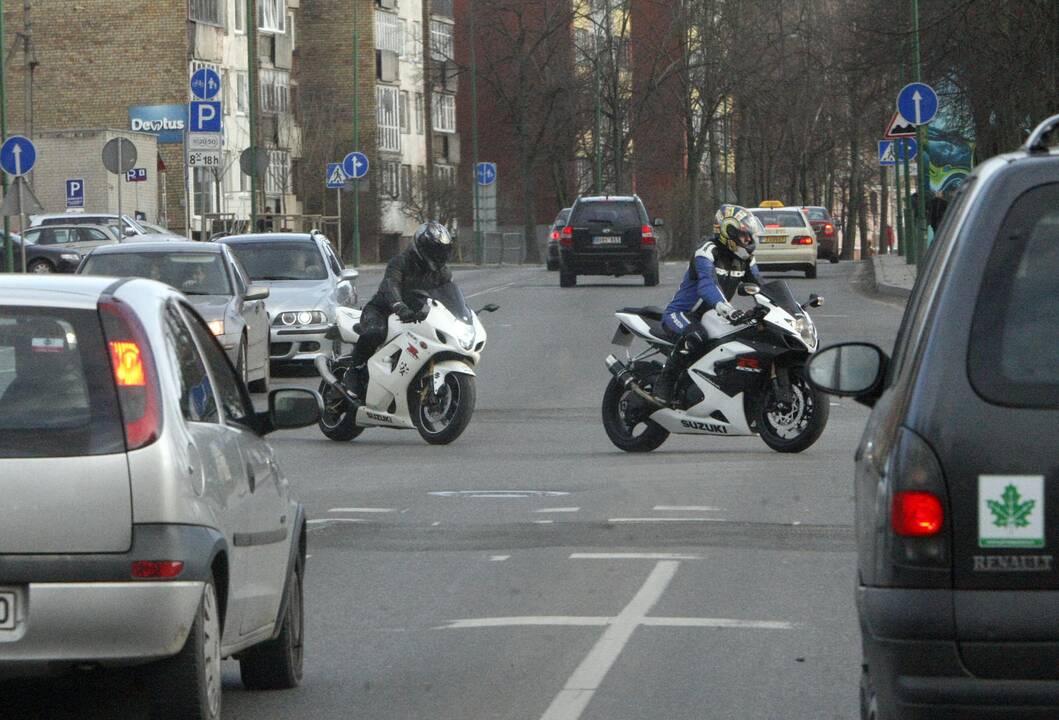 Policija perspėja: į gatves išrieda motociklai