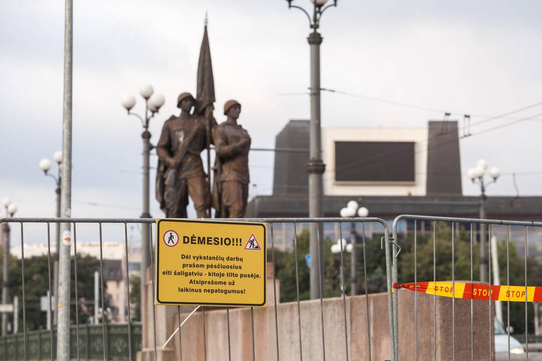 Žaliojo tilto skulptūrų nukėlimo darbai