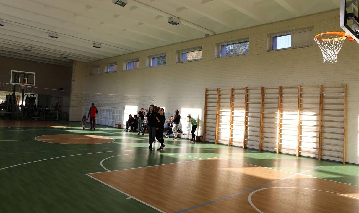 L.Runienė (kairėje) ir psichologė Aušra Gradickienė (dešinėje) su Saulėtekių vaikų dienos centrą lankančiais vaikais bando užmegzti draugiškus santykius.