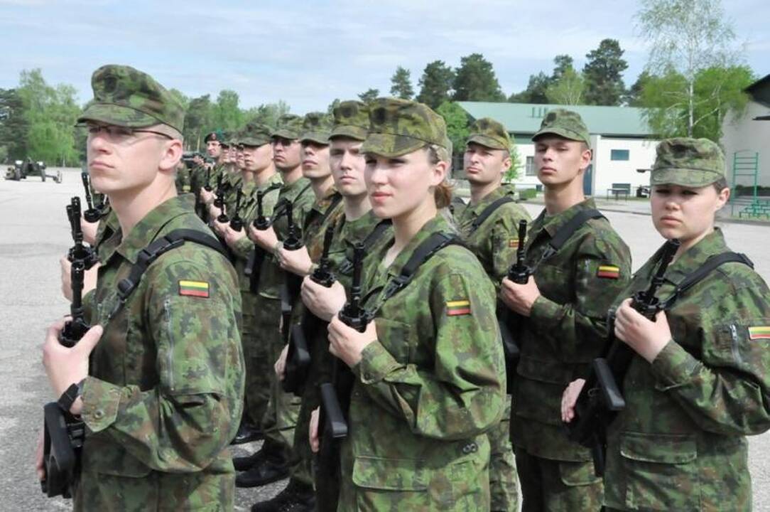 Bazinius karinius mokymus Lietuvoje baigė jau per 100 moterų