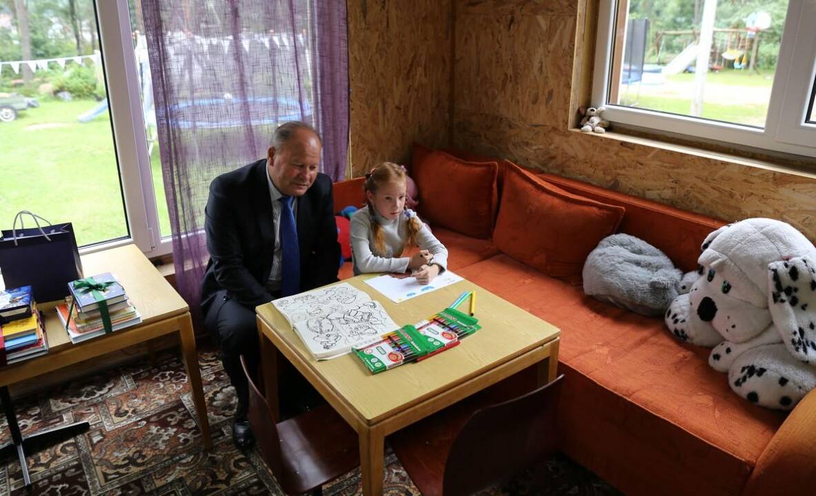 L.Runienė (kairėje) ir psichologė Aušra Gradickienė (dešinėje) su Saulėtekių vaikų dienos centrą lankančiais vaikais bando užmegzti draugiškus santykius.
