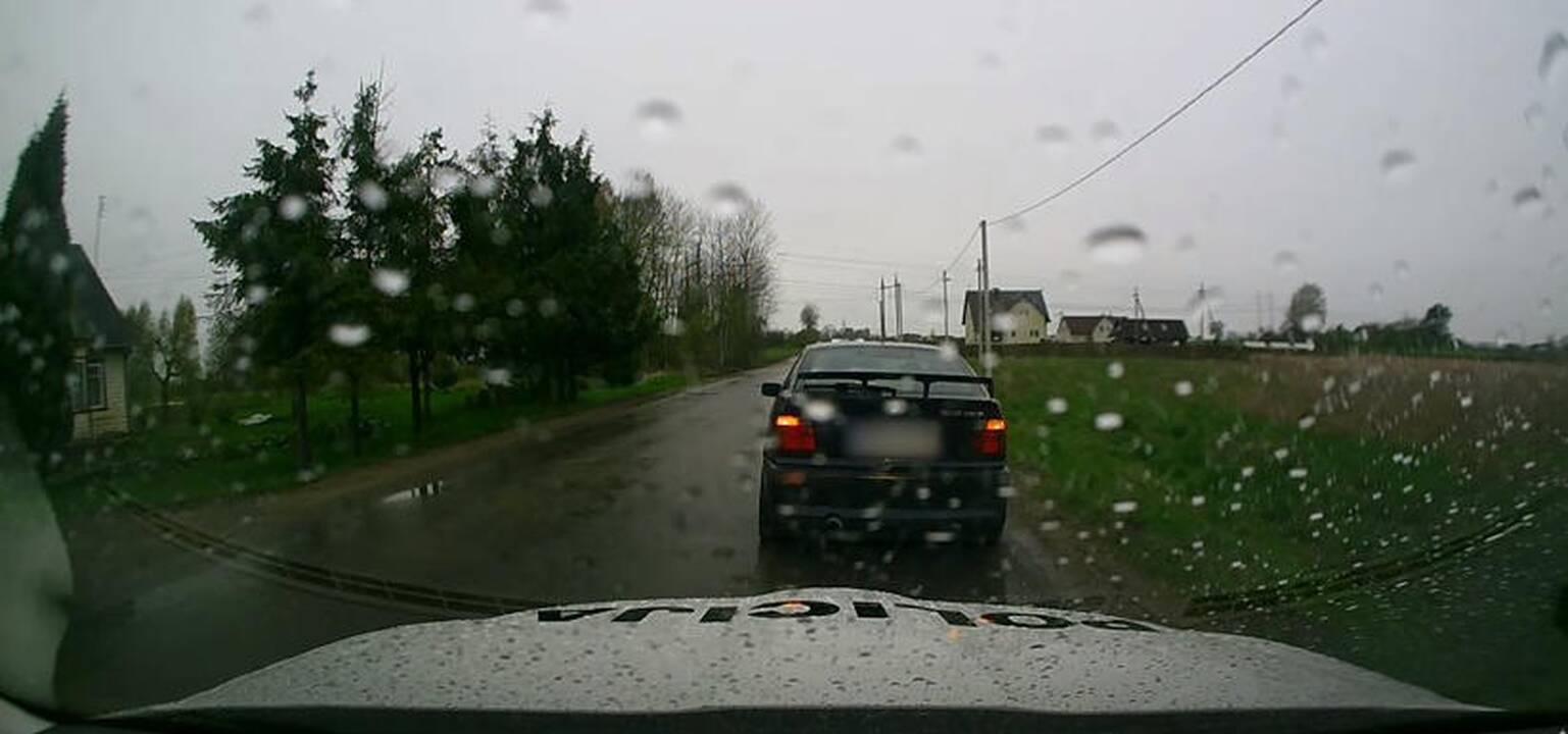 BMW vairuotojui nepavyko pabėgti nuo policijos – baigėsi degalai