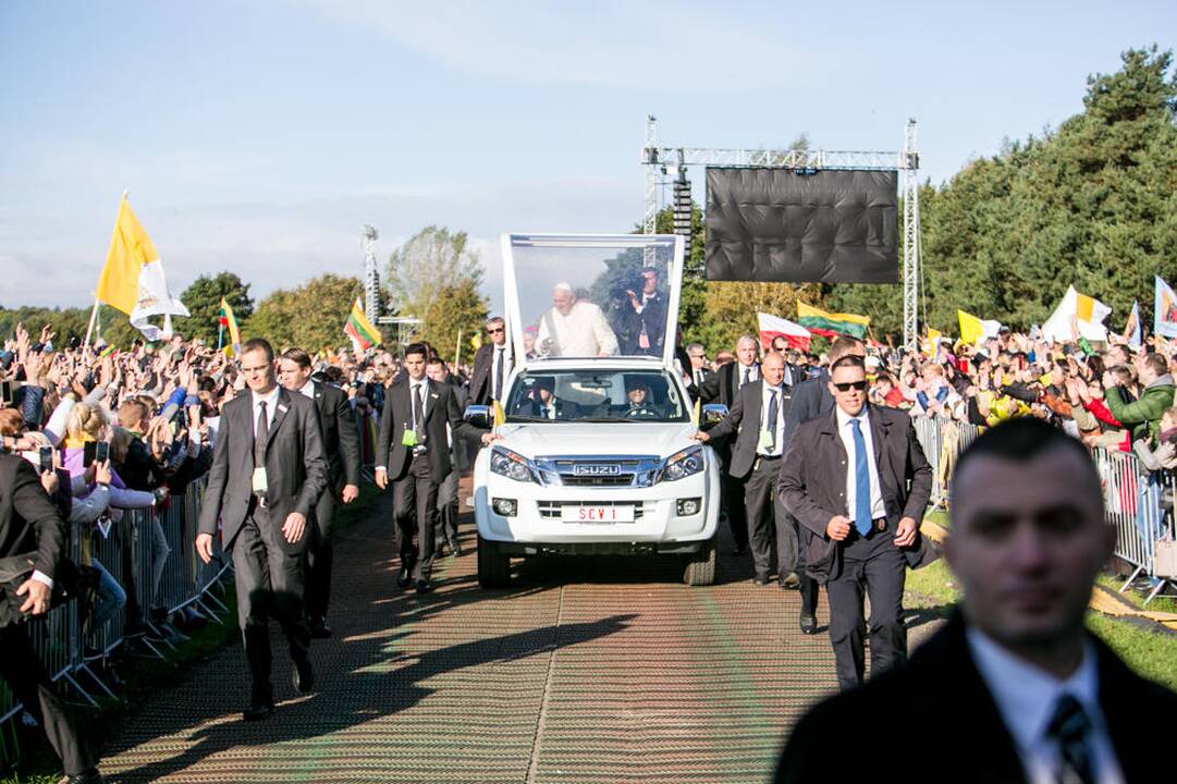 Popiežius Pranciškus meldėsi Santakos parke