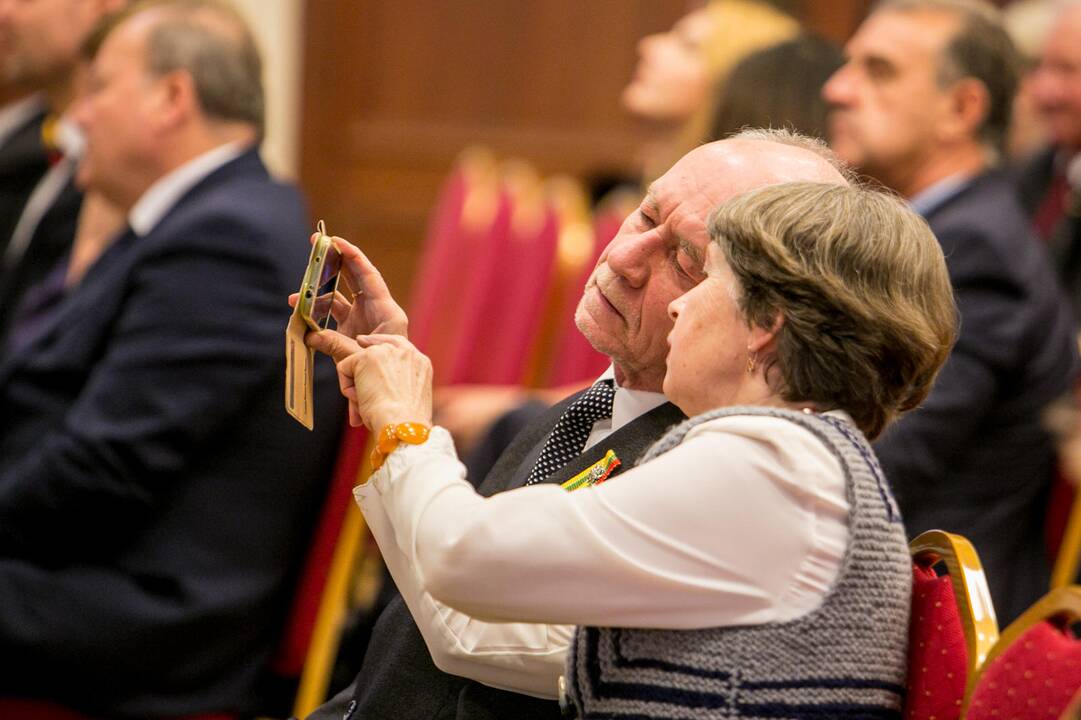 Raudondvaryje įteikti Kauno rajono garbės ženklai