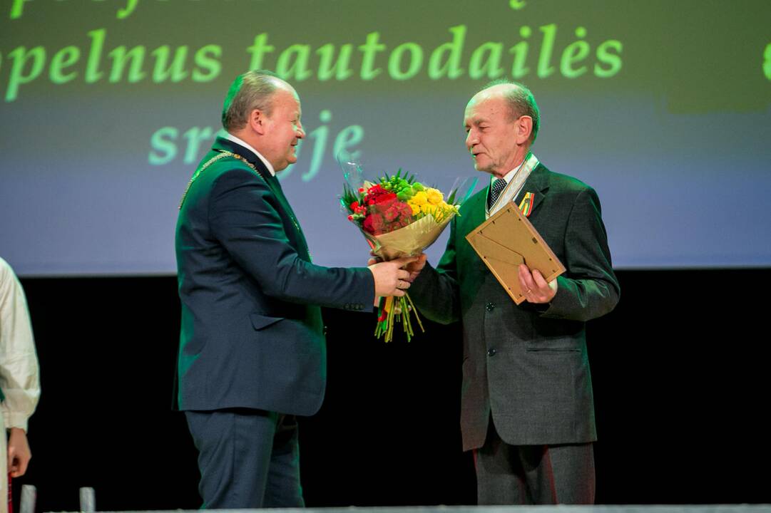 Raudondvaryje įteikti Kauno rajono garbės ženklai