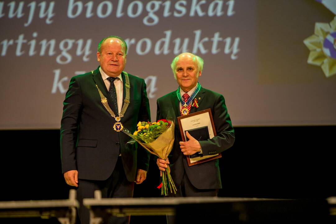 Raudondvaryje įteikti Kauno rajono garbės ženklai
