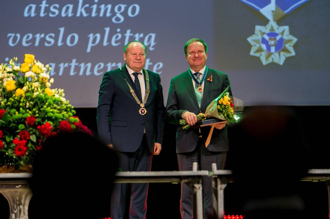 Raudondvaryje įteikti Kauno rajono garbės ženklai