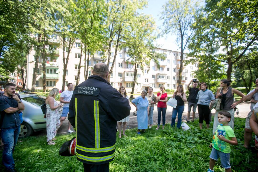Kauno daugiabučio sienoje atsivėrė didžiulis plyšys