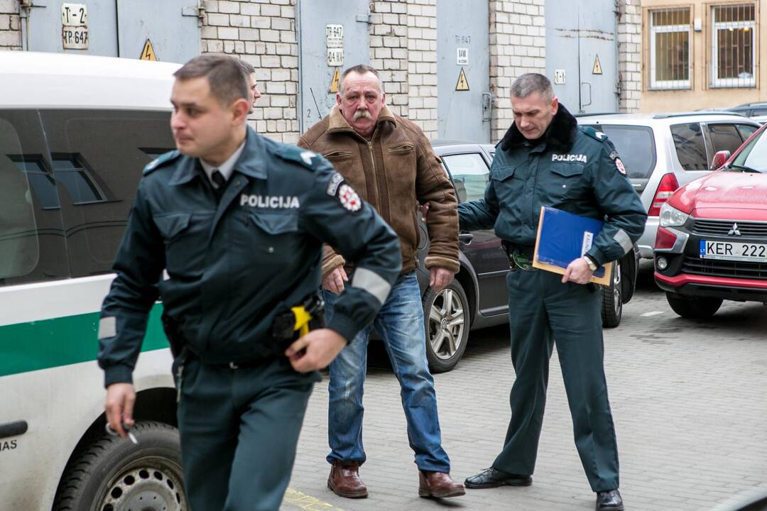 Įtariamasis nužudymu prie "Iki" atvežtas į teismą