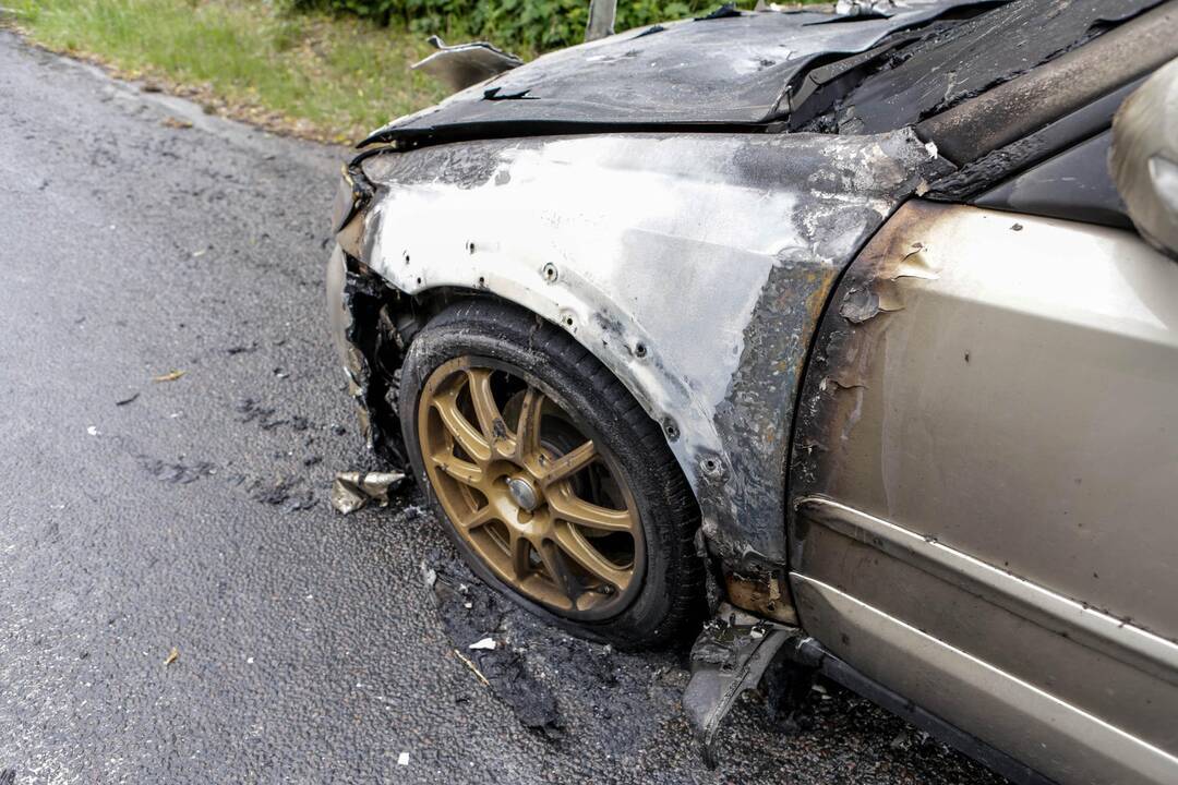 Raudondvario pl. atvira liepsna degė automobilis